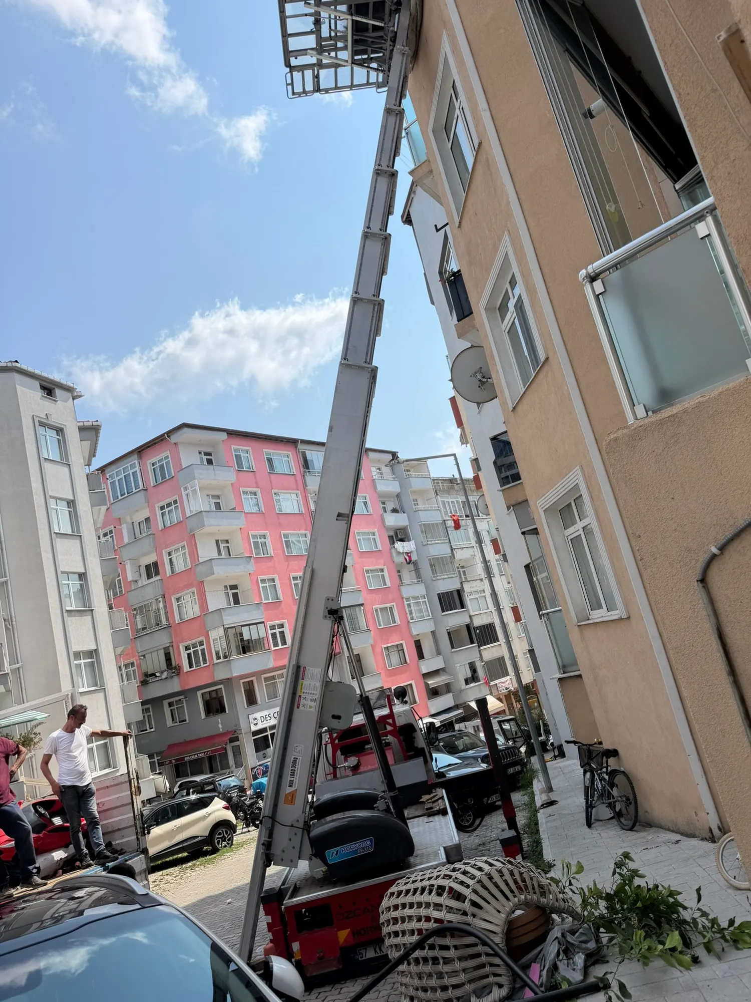 Apartman cephesine uzatılmış dış cephe mobilya asansörü