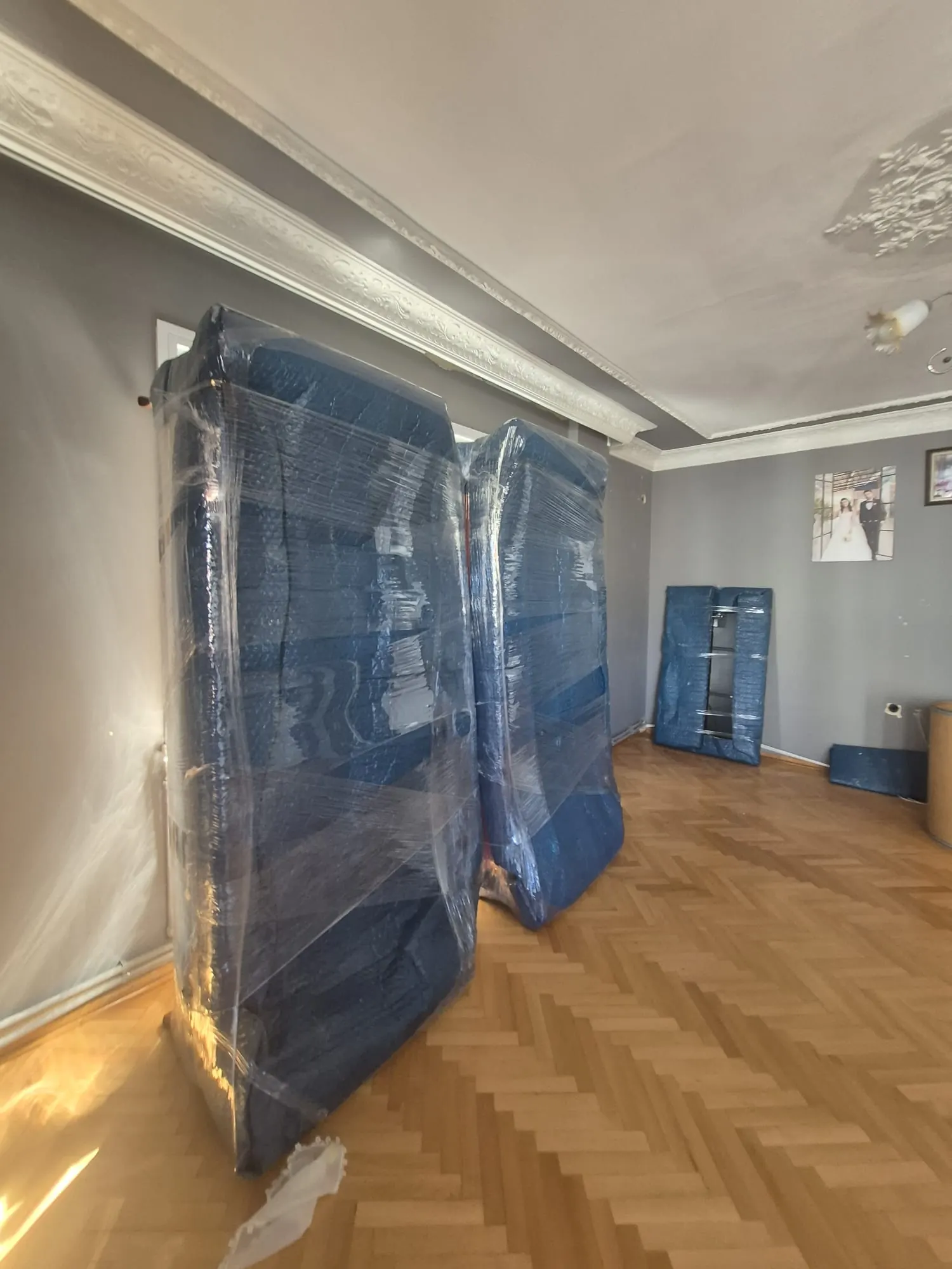 Taşınma öncesi ev içinde paketlenerek hazırlanan büyük mobilyalar