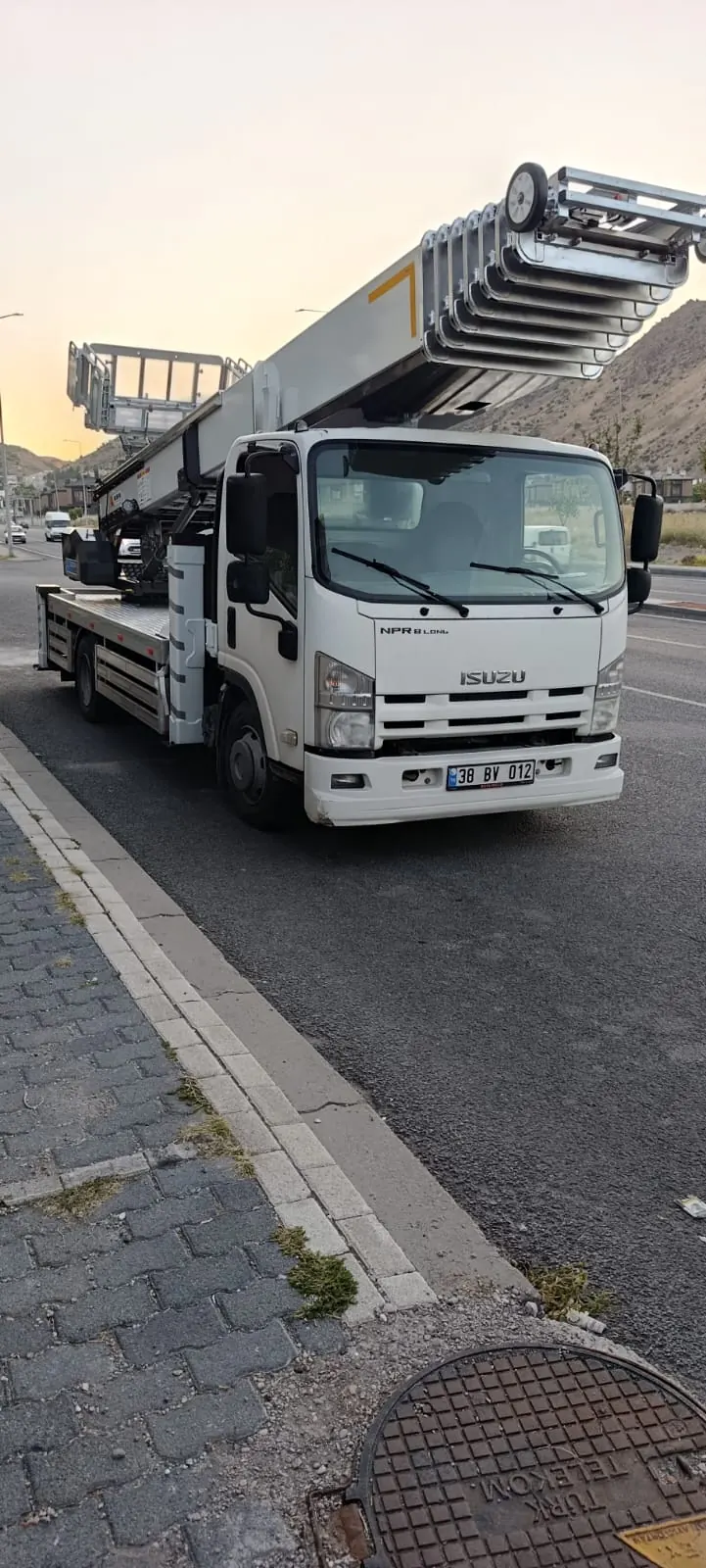 Taşıma sahasına ulaşan katlanır platformlu mobil asansör aracı